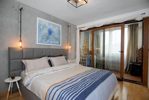 Un dormitorio con una cama grande y una ventana en Luxury and Cozy Apartment with lots of Sun, en Burgas