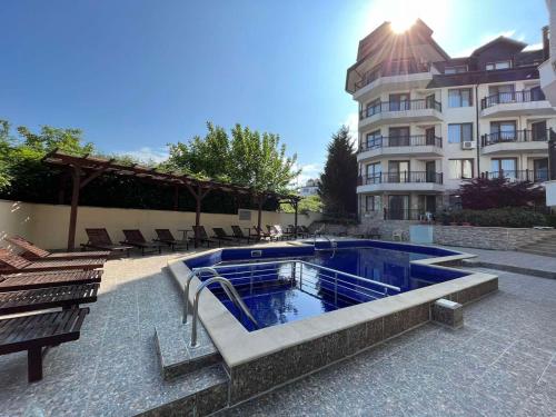 a swimming pool in front of a building at Byala Vista Beach Apartments D - Бяла Виста Бийч Апартментс Д in Byala