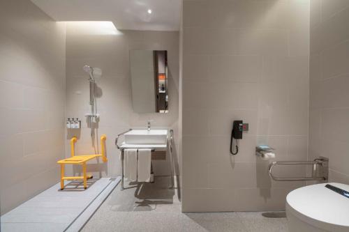 Ένα μπάνιο στο Holiday Inn Express Hai'an Railway Station by IHG