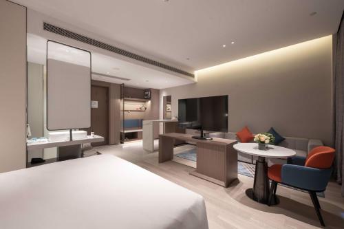 Ένα ή περισσότερα κρεβάτια σε δωμάτιο στο Holiday Inn Express Hai'an Railway Station by IHG