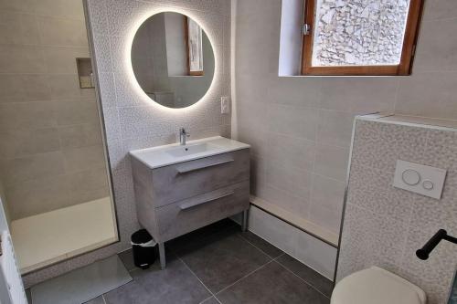 une salle de bain avec un lavabo, un miroir et une douche dans l'établissement Le loft du théâtre, à Montélimar