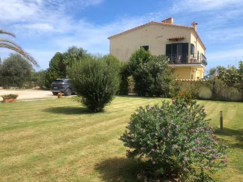 a house with a car parked in front of it at Sorecanu in Pula