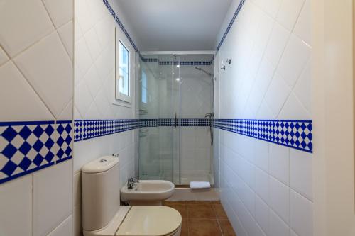 ein Badezimmer mit Toilette und Dusche in der Unterkunft Marina III by Ĥ - Marina Isla Canela PMHIII37P5 in Punta del moral