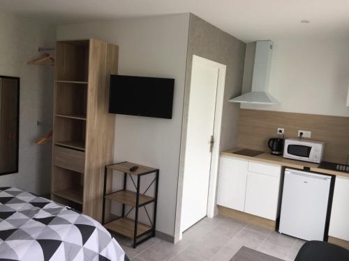 Cette petite chambre dispose d'une cuisine et d'un four micro-ondes. dans l'établissement Résidence du lac, à Bourbon-Lancy