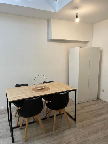 Kuchyň nebo kuchyňský kout v ubytování Superbe studio à Liège