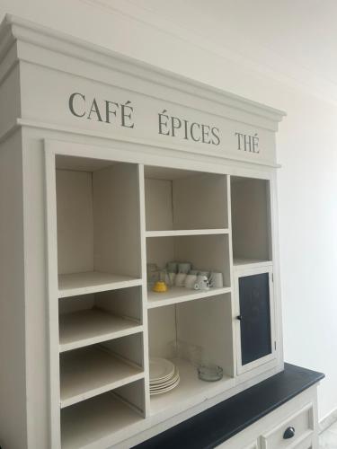 un cabinet blanc avec les mots buisers sqor dans l'établissement T2 vue mer à 8 min du centre ville d'Ajaccio et 1 min des plages, à Ajaccio