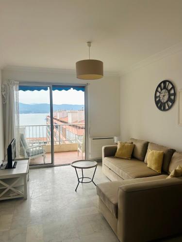 un salon avec un canapé et une table dans l'établissement T2 vue mer à 8 min du centre ville d'Ajaccio et 1 min des plages, à Ajaccio
