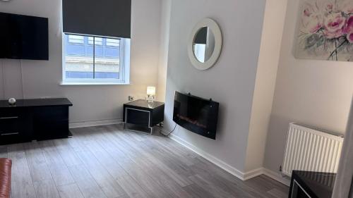 Μια τηλεόραση ή/και κέντρο ψυχαγωγίας στο Flat 2 South Street - 19 South Street