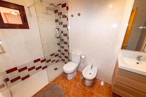 een badkamer met toilet en wastafel bij Casa Carola - Bahia Sol in Caleta De Fuste