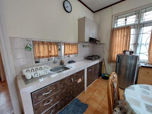 Η κουζίνα ή μικρή κουζίνα στο Villa puncak bogor kota bunga 3 kamar ada karoke