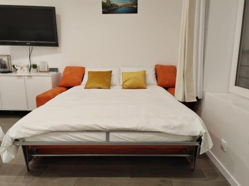 un lit avec deux oreillers dessus dans une chambre dans l'établissement appartement champs elysees, à Paris