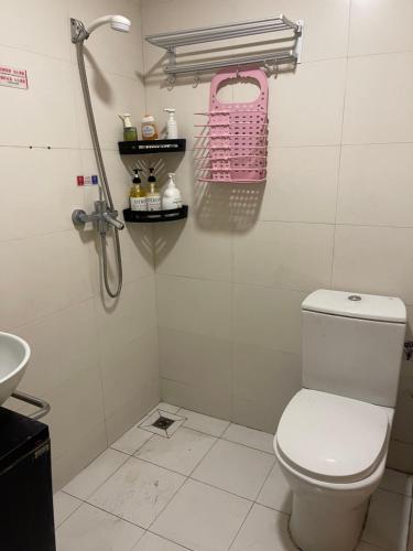 广州Feng3 Girls Hostel的带马桶和粉色篮子的浴室