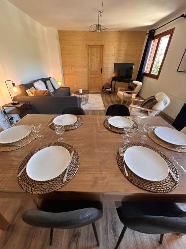 Photo de la galerie de l'établissement Apartment with balcony and mountain views, à Briançon