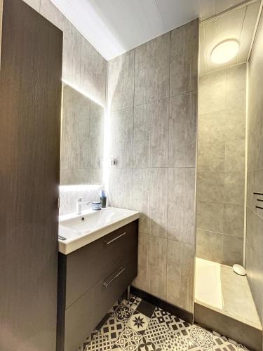 une salle de bain avec un lavabo et une douche dans l'établissement T1 très fonctionnel résidence Tennis Village piscine, Ping Pong, citypark, boulodrome, au Cap d'Agde