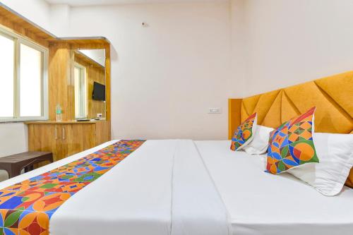 Postel nebo postele na pokoji v ubytování FabHotel Somnath