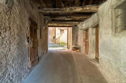 an empty alley way in an old building at Casa Vista Cadro Executive in Lugano