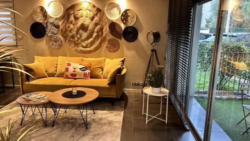 un salon avec un canapé et une table dans l'établissement SUNRISE & SUNSET PALM BEACH CROISETTE, à Cannes