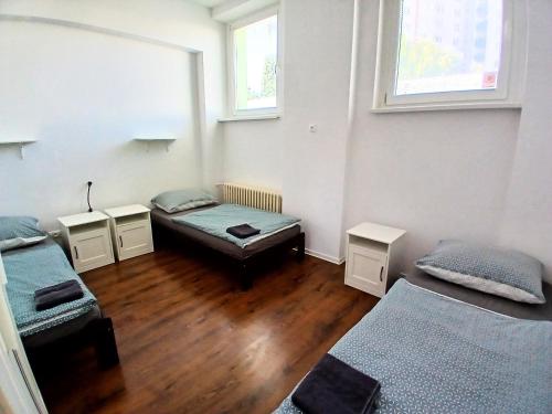 Posteľ alebo postele v izbe v ubytovaní Dimael Hostel & Apartments