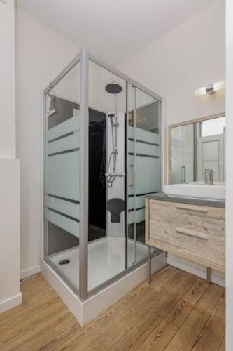 a bathroom with a large mirror and a sink at Guesthouse Gatsby in Ieper