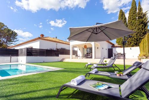 Swimmingpoolen hos eller tæt på Genteel Home Villa El Brillante