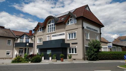 a building on the side of a street at apartmentHAUSmannstätten in Hausmannstätten