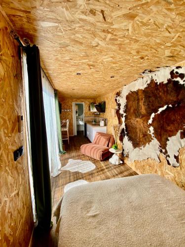 Cet appartement comprend une chambre avec un lit et une chambre dotée d'un mur recouvert d'un wallablish. dans l'établissement la suite conteneur, à Septèmes-les-Vallons