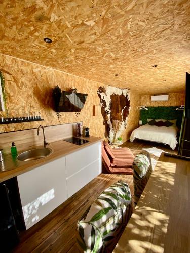 - une cuisine avec évier et un lit dans une chambre dans l'établissement la suite conteneur, à Septèmes-les-Vallons