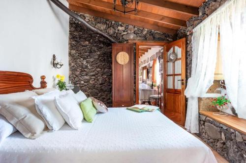 Postel nebo postele na pokoji v ubytování Romantic Hamlet Cottage with Private Pool La Fragua de Eliseo
