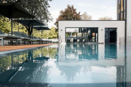 Bazén v ubytování Wellnesshotel Wittelsbach nebo v jeho okolí