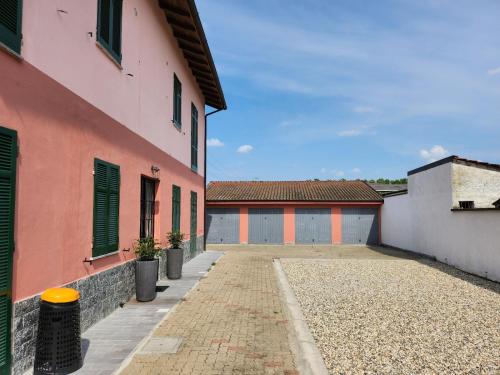 an empty parking lot in front of a building at Il mulino foresteria in Parona