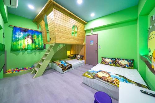 deux lits dans une chambre aux murs verts dans l'établissement 柏月親子民宿, à Hsieh-ho-ts'un