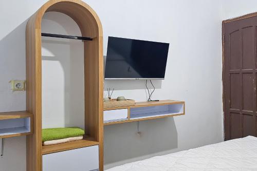 Μια τηλεόραση ή/και κέντρο ψυχαγωγίας στο Urbanview Orchid Guest House