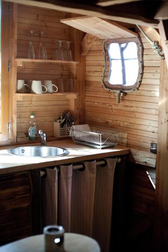 une cuisine avec un évier et une fenêtre dans l'établissement La Batelière sur Loire, à La Chapelle-aux-Naux