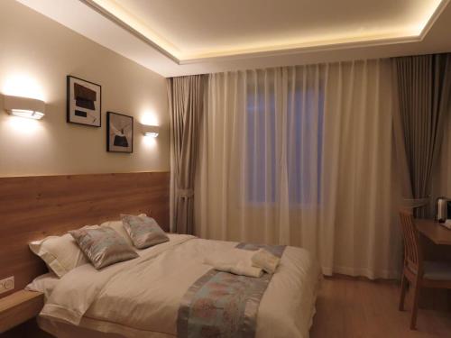 Chambre avec grand lit et salle de bain privative pour 2 personnes