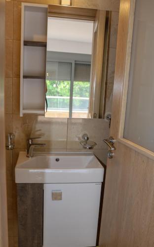 a bathroom with a sink and a mirror at ALTAVILLAS maisonettes in Kakí Vígla