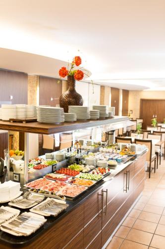 Una línea de buffet con muchos tipos diferentes de comida. en BARDOLINO Fine.Food.Hotel, en Núremberg