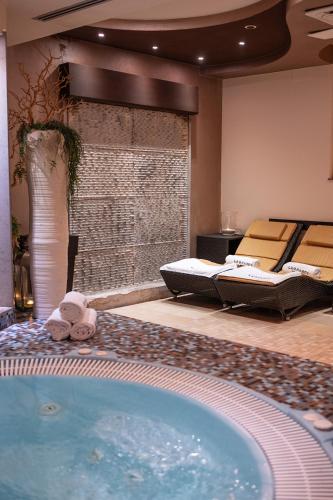 une piscine dans une chambre d'hôtel avec des lits dans l'établissement Hotel Leopardi, à Vérone