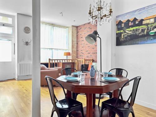 une salle à manger avec une table et des chaises en bois dans l'établissement Tres bel Appartement 5P Montmartre, à Paris