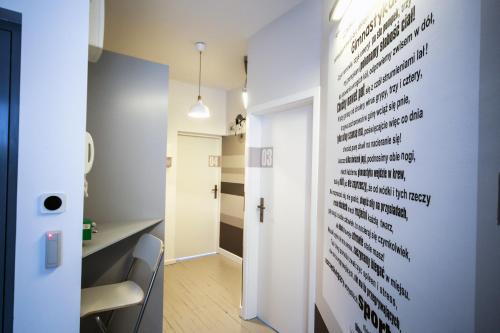 una habitación con una pared con escritura. en Sport Hostel Chodakowska Warszawa, en Varsovia