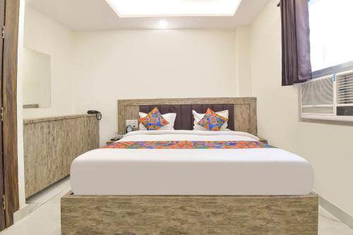Postel nebo postele na pokoji v ubytování FabHotel Dev Palace