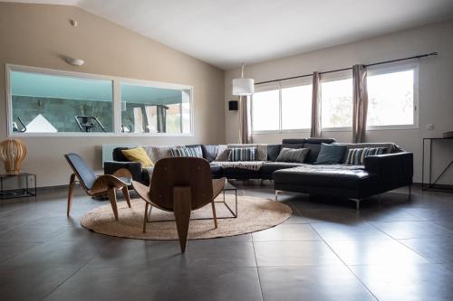 un salon avec un canapé et des chaises dans l'établissement Villa 13 couchages, à Porto-Vecchio