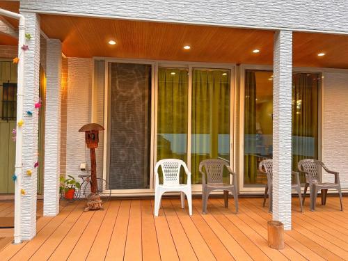 a screened in porch with chairs and a table at ちょこっとヴィラMaestro in Tusi