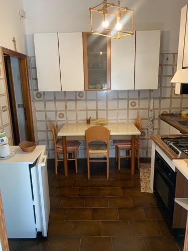 a kitchen with a table and chairs in it at Casa Giulia in Mercatino Conca