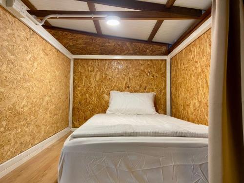 Seaside Hostel Langkawiにあるベッド