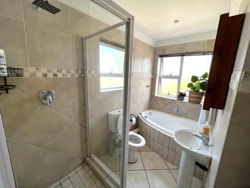 Koupelna v ubytování The JBay Oasis