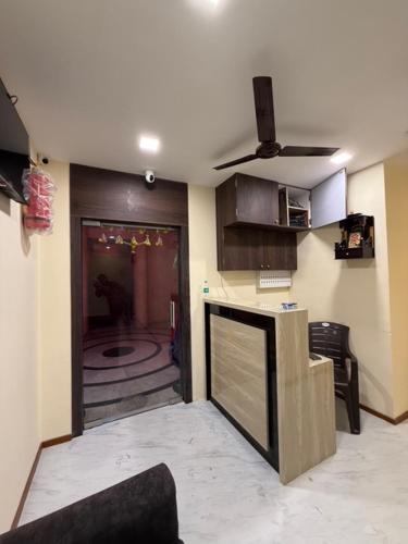 sala de estar con cocina con ventilador de techo en Hotel Marine Line Near Churchgate, en Bombay