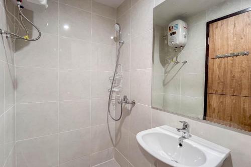 Ένα μπάνιο στο Cozy Studio Apartment Delft Ciputra Makassar By Travelio