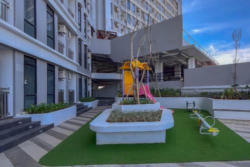 Κήπος έξω από το Cozy Studio Apartment Delft Ciputra Makassar By Travelio