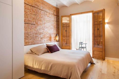 A bed or beds in a room at DestinationBCN Universitat Apartments