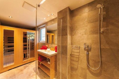 ein Bad mit einem Waschbecken und einer Dusche in der Unterkunft Apart Josef in Ladis